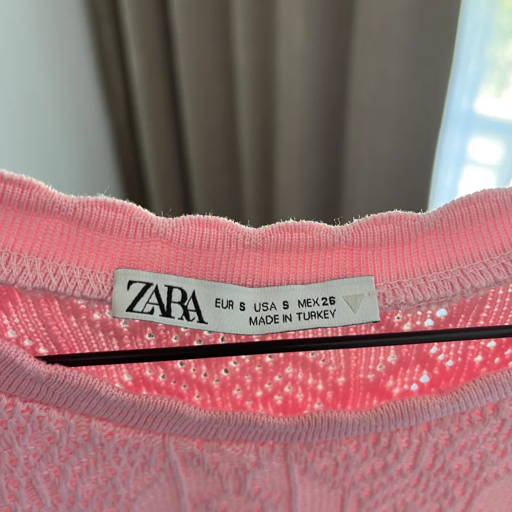 Jättefin stickad rosa t-shirt från zara, men den är tyvärr för liten för mig och därför kommer den inte till användning. Hör av er vid frågor eller liknande🫶. Toppar.