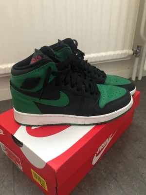 Jordan 1 Retro High - Säljer dessa populära sneakers som är använda men med försiktighet. I modellen Jordan 1 Retro High Pine Green. Röda skosnören tillkommer. En modell som går för 3999 kr nu. Köpta från SNS. 