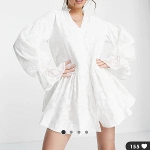 Klänning ASOS  - Säljer denna fina klänning från ASOS som har använts en gång under midsommar. 