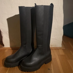 Stövlar svarta - Säljer dessa fina stövlar i storlek 38. Dem är från Monki! Perfekt inför hösten🍂 Aldrig använda🥰 Budgivning vid fler intresserade!