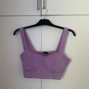 Lila topp - Topp ifrån GinaTricot, använd 2 ggr innan. I mycket gott skick 
