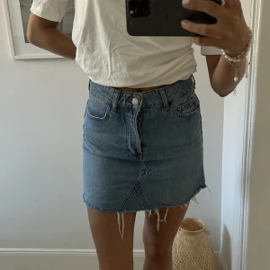 Jeanskjol  - Supergulliga jeanskjol som är för liten tyvärr..