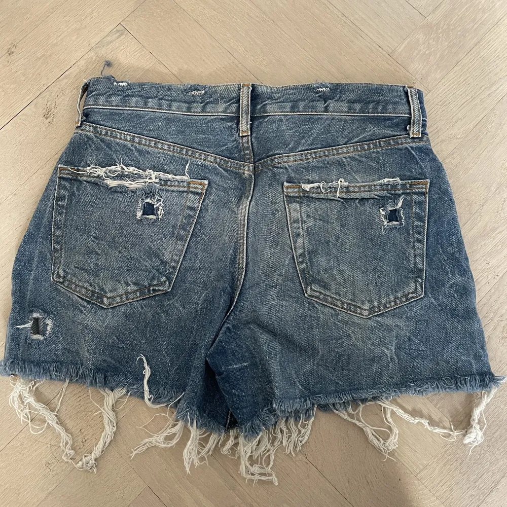 Slitna lågmidjade jeansshorts från Zara i storlek 38. Använda ett fåtal gånger, mycket bra skick. . Shorts.