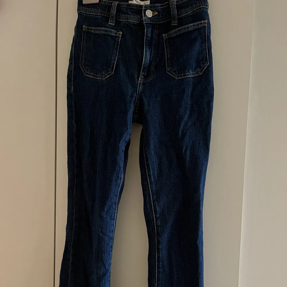 Mörkblåa bootcut jeans med synliga framfickor.  Storlek 32 (passar 34) Från mango . Jeans & Byxor.
