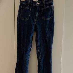Mörkblåa bootcut jeans med synliga framfickor.  Storlek 32 (passar 34) Från mango 