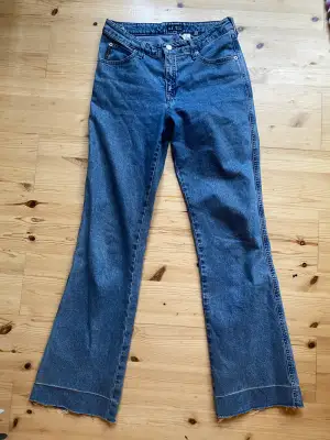 Begagnade Armani jeans.  Står storlek 29/32.  Hör av er om mer frågor💗