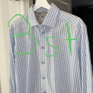 3st Eton skjortor - Tre stycken Eton skjortor i mycket bra skick. Storlek 43 /XL Går att köpas enskilt. 400kr/skjorta