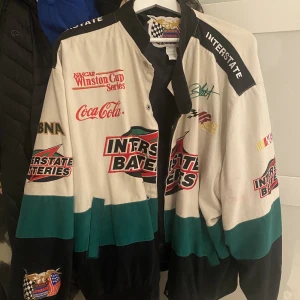 NASCAR racing jacka - Vintage NASCAR jacka köpt på reconstructed i LA för 400$. står 3XL men sitter som en XL. Den är knappt använd sedan köpet så inga skavanker eller dylikt! Pris går att diskuteras men dont try some ish. Köparen står för frakt, no refunds osv! Stay fresh