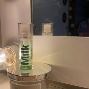 Milk hydro grip primer💚 - Säljer denna primer som jag köpte men den lunkade verkligen inte för mig, ungefär 1/3 kvar men aldrig petad i eller så eftersom det är pump💕 