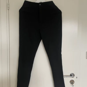 Kostymbyxa  - Mjuka kostymbyxor från ASOS. Skulle säga att storleken ligger mellan 36/38. Knappt använda