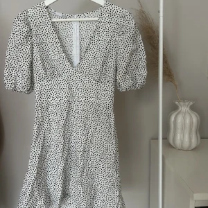Prickig klänning - Kort prickig klänning i strl xs , nästan aldrig använd💕