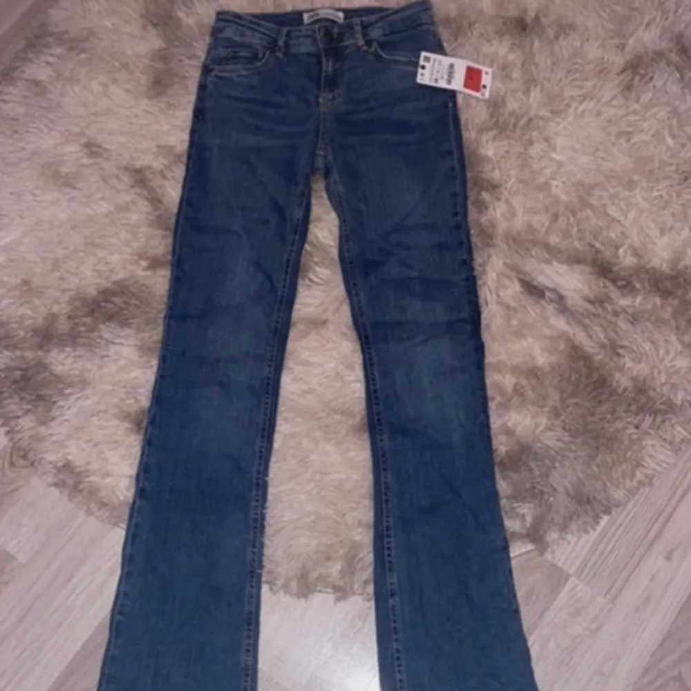 snygga bootcut jeans som är low waisted. Inga defekter och i nytt skick. väldigt trendiga och bekväma💓. Jeans & Byxor.
