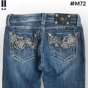 M72 lågmidjade bootcut missme jeans  - MissMe jeans i model Boot 💜 Tag 27W 💜Midja (rakt över) 35cm 💜 Innerben 74cm 💜 Ytterben 95cm 💜 Benöppning 21cm 💜 Fläck på vänster framben, ev tappat stenar 💜Våra mått blir W=27 och L=29 💜 Men jämför alltid måtten med dina bästa jeans💜M72