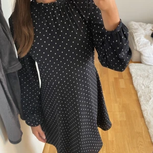 Söt klänning - Söt prickig klänning från H&M! Skulle säga tt den passar super till någon som är runt 165, jag är 162😇köparen står för frakten!