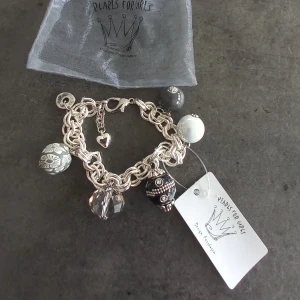 Nytt armband Pearls of girls - Helt nytt silverfärgat armband. Justerbar storlek.