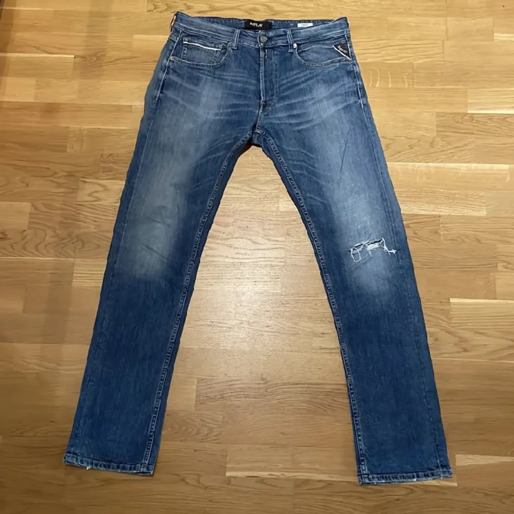 Säljer dehär feta replay jeansen. De är i väldigt fint skick. De är strlk 33 o passar perfekt på mig som är 180. De bara höra av dig vid funderingar. Lånade bilder!! . Jeans & Byxor.