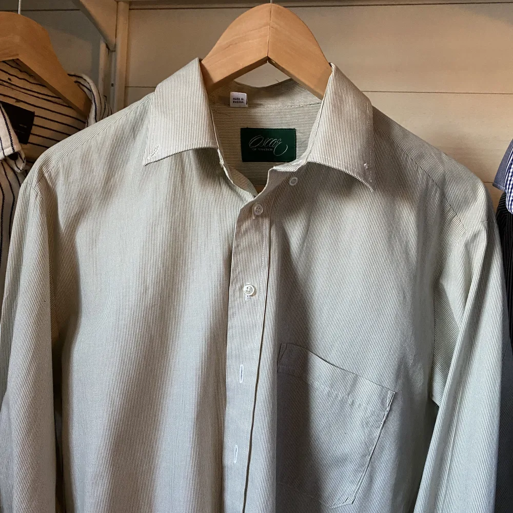 Sval och skön sommarskjorta som är randig med grönt och vitt. Storleken är som en L och den är så gott som ny!👍🏼. Skjortor.