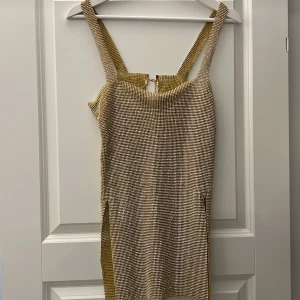 guldig topp - oanvänd, denna är onesize passar storlek XS-S