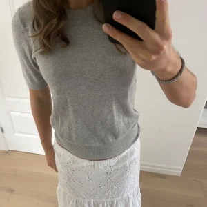 Stickad tshirt från Zara  - Säljer denna gråa stickade tshirt från Zara i storlek L men passar mig som vanligtvis är en S💓💓