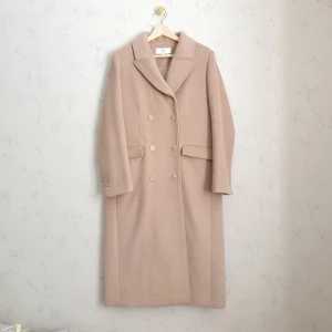 Beige lång kappa i ull - 🧁FÖRST TILL KVARN!🧁 En helt slutsåld superfin lång kappa, gjort på återvunnen ull. Från märket La Redoute collections, köpt från Ellos. Nypris:1699 kr. I fint skick, buren en vinter och lite till in på våren. Sen har den tyvärr bara legat kvar i garderoben då jag har många kappor💔 Vill bli av med ASAP