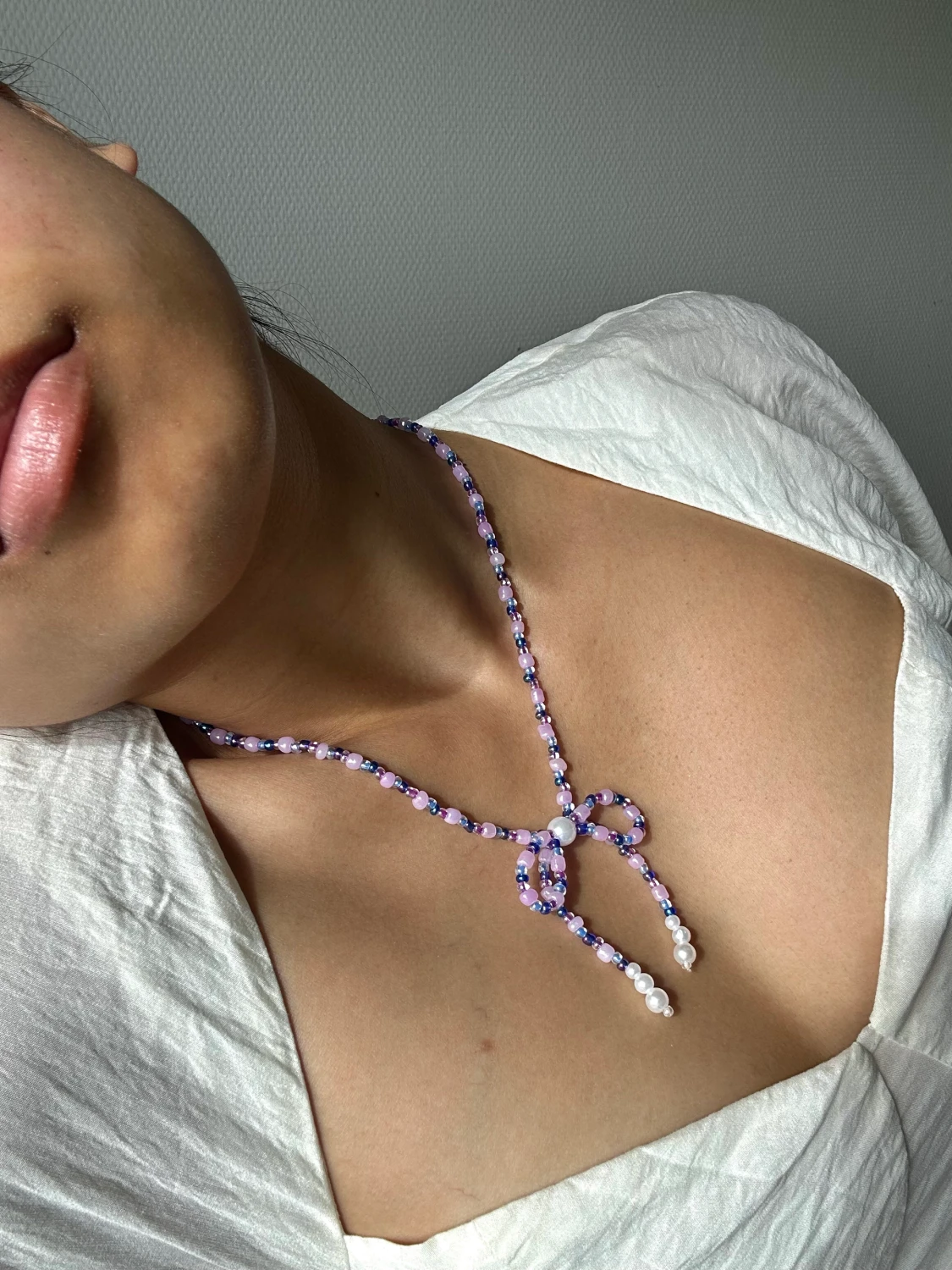 Rosett pärlhalsband i lila, rosa och blått