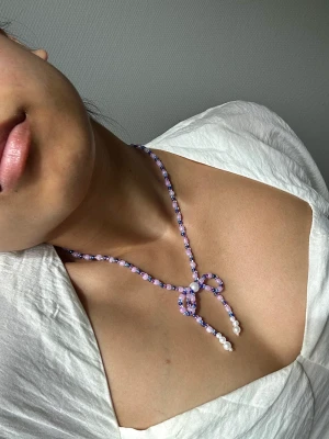 Rosett pärlhalsband i lila, rosa och blått - Handgjord.  Längd: 44 cm