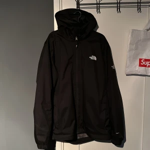 The North Face jacka - Säljer nu en nästintill oanvänd The north face jacka. Nypris runt 2000kr. Storlek Xl Skick: 9/10