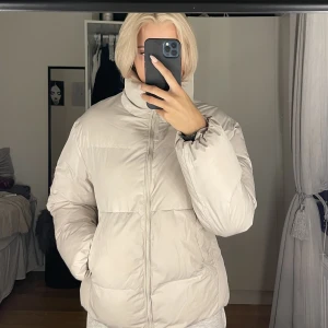 Jacka - Mysig jacka, fläck på armen, går säkert att tvättas bort! 