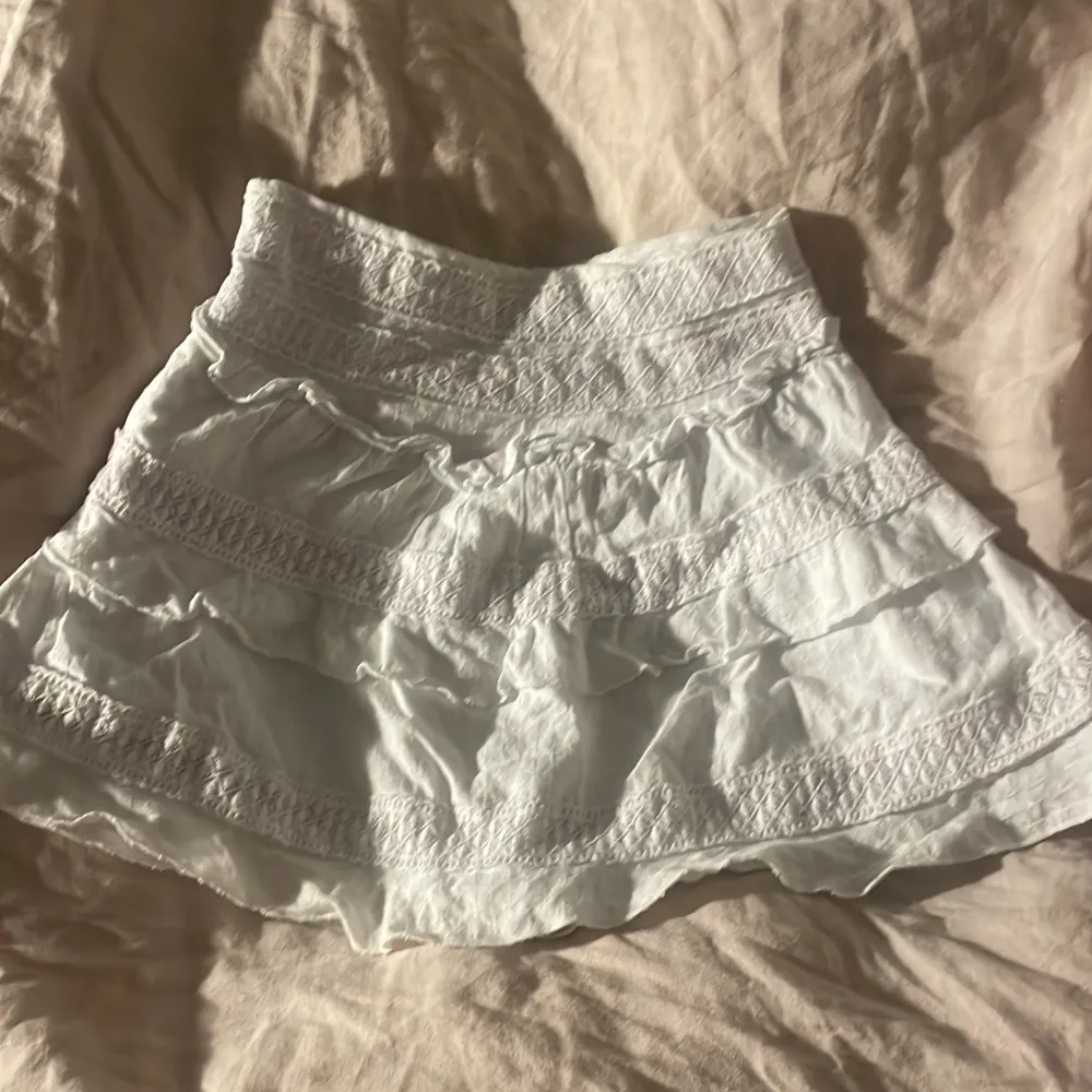 Supersöt och fin kjol från Pull & Bear med inbyggda shorts 😬. Kjolar.