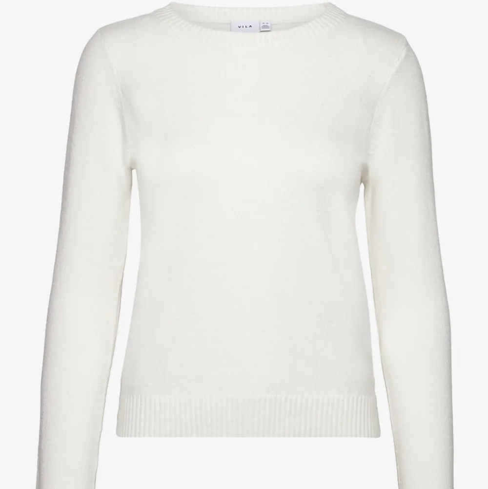 Säljer denna fina vila stickade vita tröja då den tyvärr inte kommer till användning längre. Hör av er vid frågor eller fler bilder!🫶. Tröjor & Koftor.
