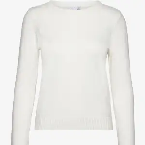 Säljer denna fina vila stickade vita tröja då den tyvärr inte kommer till användning längre. Hör av er vid frågor eller fler bilder!🫶