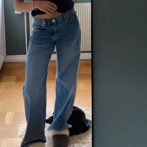HELT NYA low wide jeans - Helt nya blåa jeans modellen low wide från Gina tricot, storlek 34. Prislappen kvar, nypris 499kr🥰