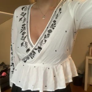 Vit Broderad Blus - Säljer denna blus då den blivit för liten och kort för mig i ärmarna. 