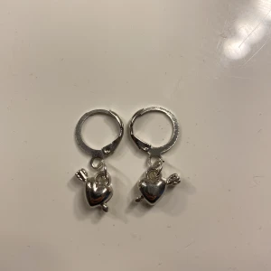 örhängen  - fina örhängen som inte kommer till användning! 