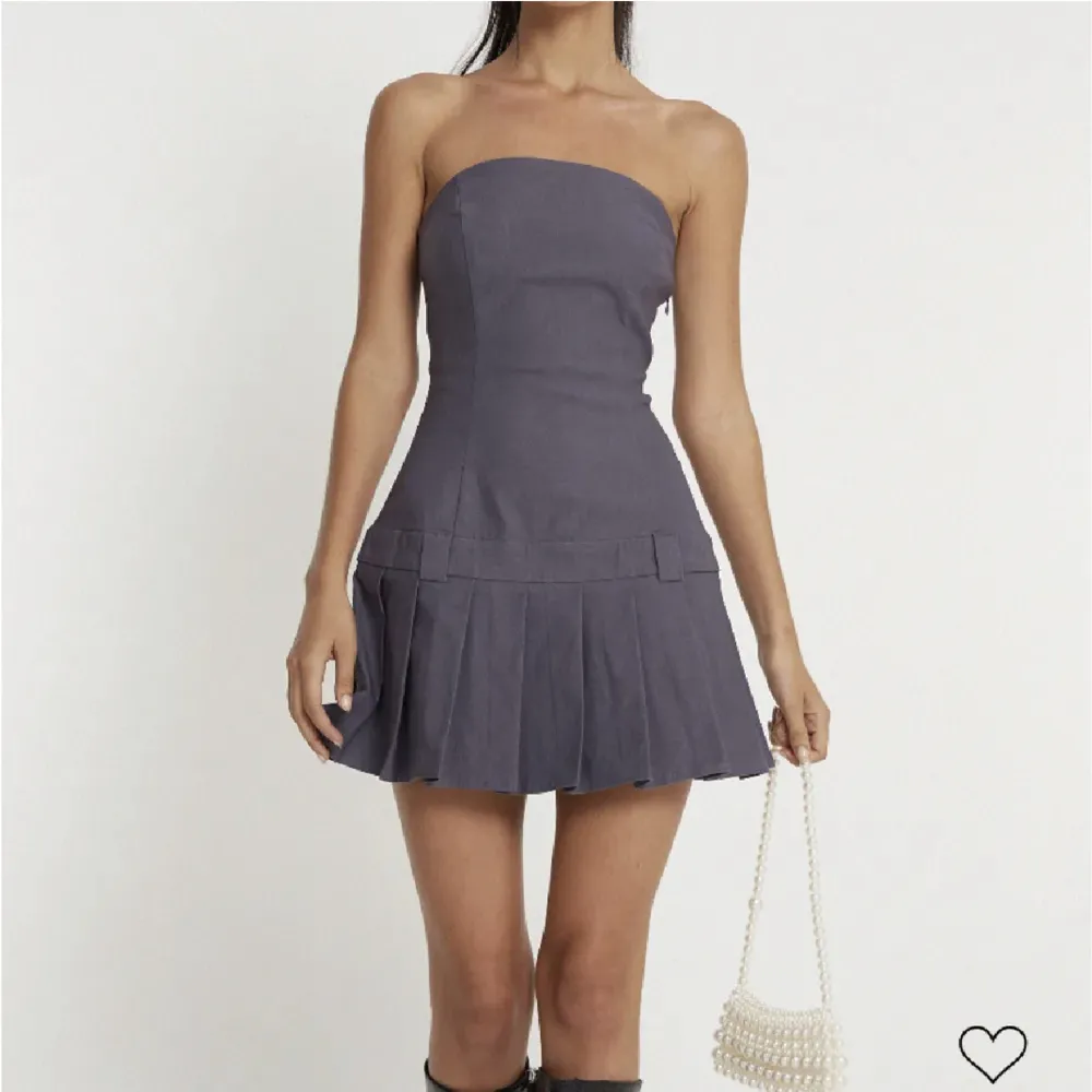 Säljer nu denna skitsnygga klänningen från Motel Rocks som aldrig kommit till användning tyvärr💕 Storlek XS, aldrig använd med prislappen kvar. Perfekt som ute/festklänning . Klänningar.