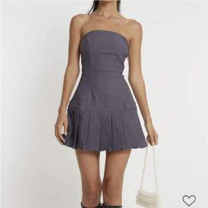 Säljer nu denna skitsnygga klänningen från Motel Rocks som aldrig kommit till användning tyvärr💕 Storlek XS, aldrig använd med prislappen kvar. Perfekt som ute/festklänning 