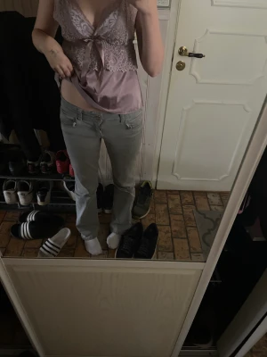 Lågmidjade bootcut jeans - Säljer dessa slutsålda lågmidjade jeansen från Gina stl 164❤️Stora i stl