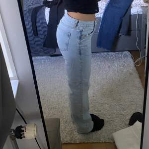 Säljer mina ”low straight jeans” från Gina tricot. De är lite uppsydda då de var för långa på mig, men inte avklippta då går att sy tillbaka till längden som de köptes i. Använda sparsamt, men pris kan diskuteras. Köparen står för frakt💗