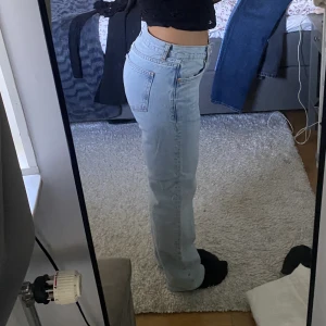 Jeans - Säljer mina ”low straight jeans” från Gina tricot. De är lite uppsydda då de var för långa på mig, men inte avklippta då går att sy tillbaka till längden som de köptes i. Använda sparsamt, men pris kan diskuteras. Köparen står för frakt💗