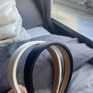 Diadem/hårband  - Hej jag säljer dessa två super fina diadem på grund utav att jag inte använder dem längre🫶🏼