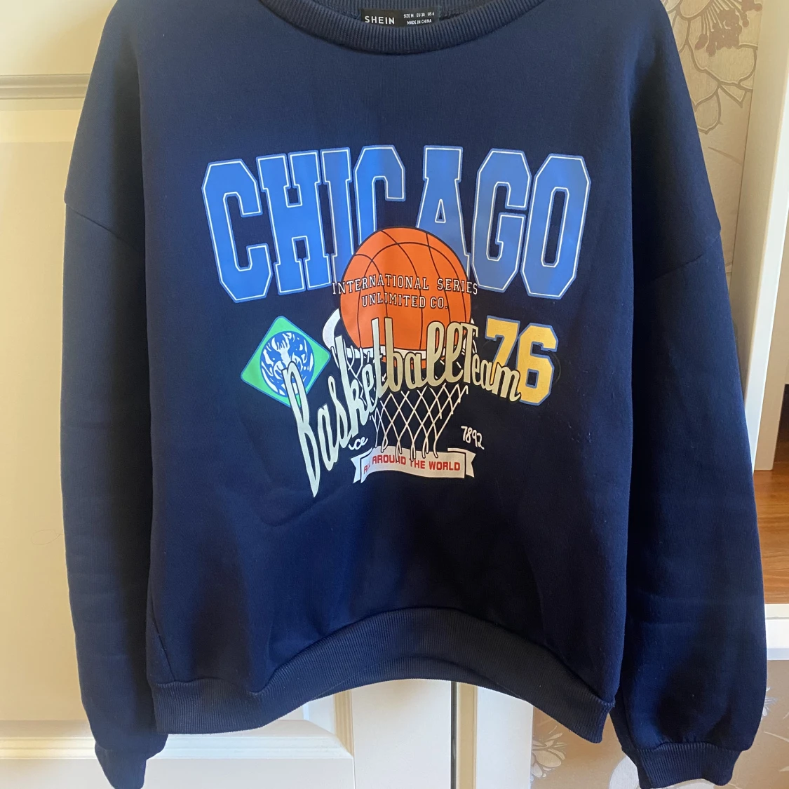 Blå tröja med Chicago basket tryck