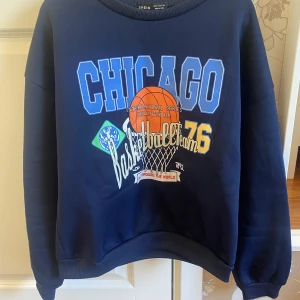 Blå tröja med Chicago basket tryck  - En tröja som passar perfekt till folk som gillar basket🏀 Endast använd typ två gånger, är en storlek M men sitter som typ XS/S