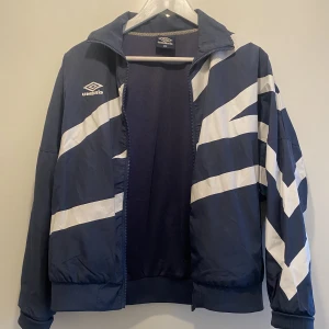 Retro oversize sportjacka/höstjacka från Umbro - Jacka i väldigt gott skick då den bara är använd ca 1 sommar. Jätteskön att ha på sig i svettluftigt material. Jag samfraktar med annat och vi kan komma överens om paketpris.