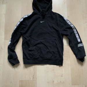Nike Hoodie - Nike Hoodie i storlek M som jag har växt ur. Använda ett fåtal gånger.