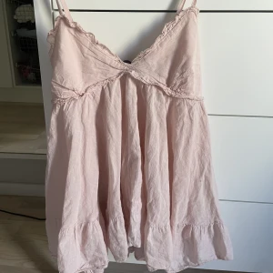 Söt topp  - En så fin rosa topp som är ”made in Italy” köpt secondhand. 🌸Skulle säga att den passar xs-m då den har resor på ryggen och är stretchig. 
