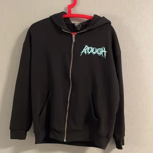 zip up hoodie - ursnygg zip up hoodie med en tryck på ryggen och litet där fram. kontakta mig om ni har några frågor <3