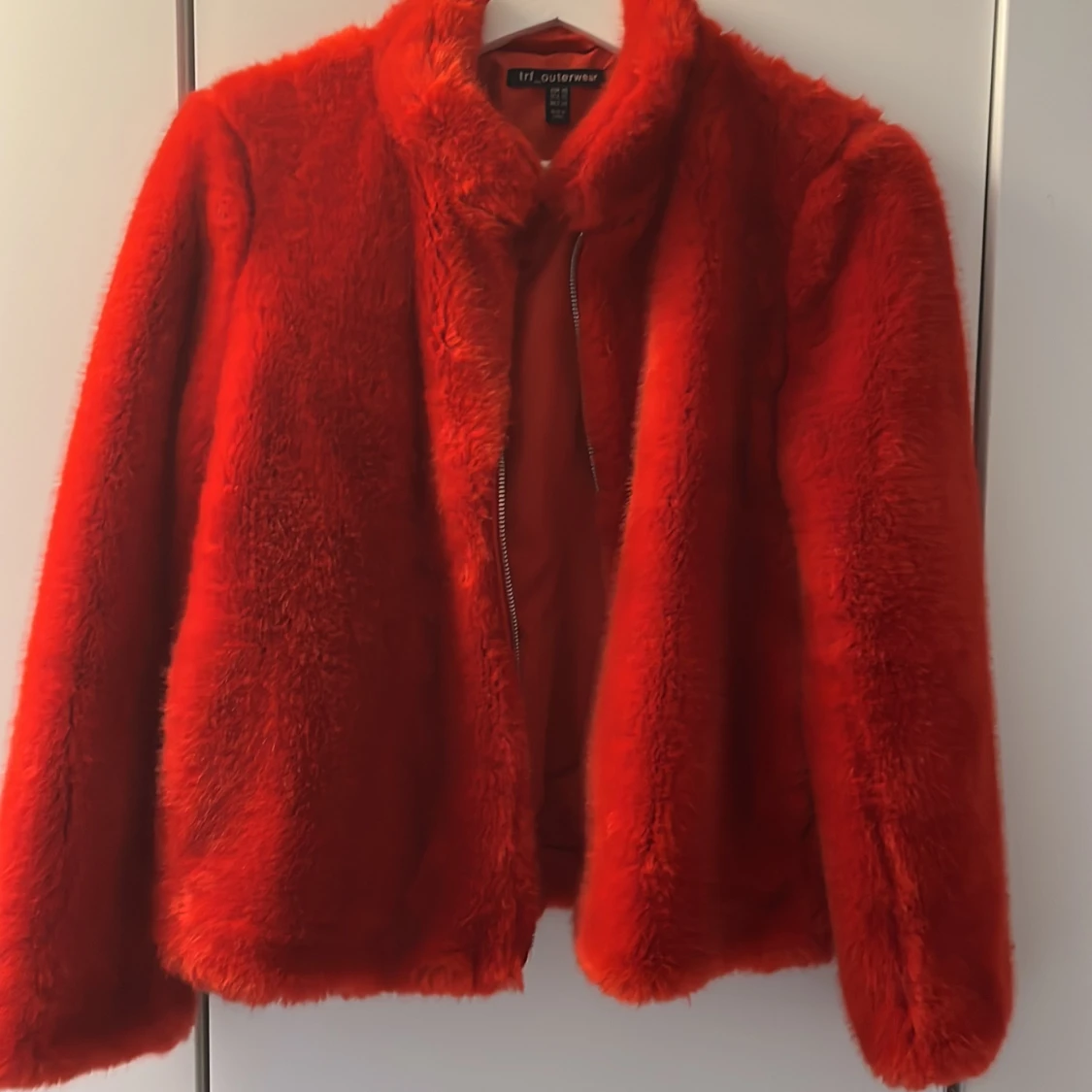 Röd pälsjacka från zara 