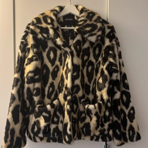 Monki pälsjacka leopard  - Pälsjacka leopard monki xs . Mycket fint skick 