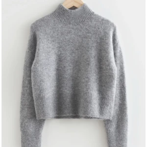 Stickad tröja &other stories  - Säljer tröjan efter som den inte längre används och bara ligger i min garderob 