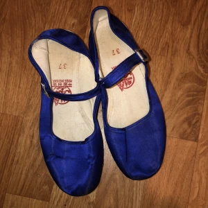 Ballerina skor  - Super coola elektriskt blåa ballerina skor i glansigt tyg 💙💙✨⭐️